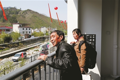 胡建强 摄 昨天一早,临安区岛石镇新二村村民洪承昌,章吉时夫妇早早