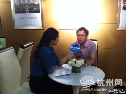 宋都集团营销总监丁浩接受杭州网记者采访